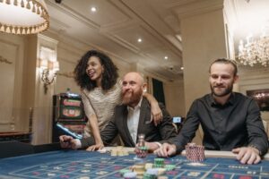 Read more about the article Mastering Poker Table Talk: The Art of Verbal and Non-Verbal Communication